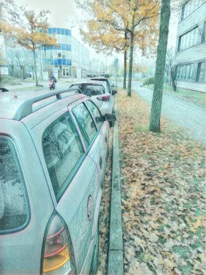 Bild: Am Flughafen Düsseldorf parken. Die Bahn oder die Mama fragen?