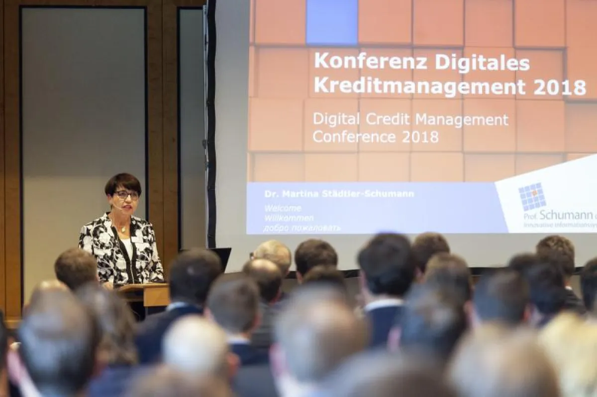 Dr. Martina Städtler-Schumann eröffnet die Konferenz Digitales Credit Management