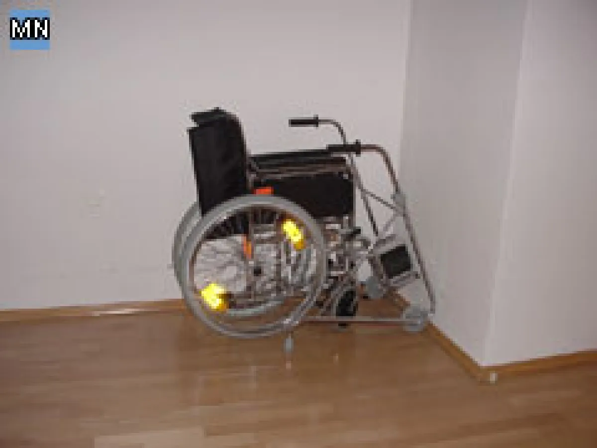 verweister Rollstuhl und Gehwagen im ProSenior - gehbehinderte Menschen des 1. Stockwerkes können das Haus seit Ende September nicht mehr verlassen