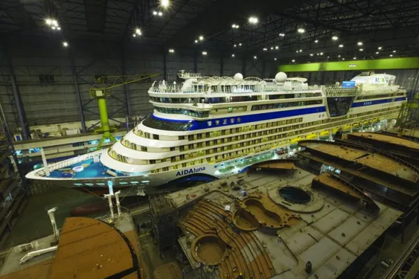 Bild: Das neue Kreuzfahrtschiff AIDAluna verlässt das Baudock - GEZE ist an Bord mit Türtechnik und Glas-Design