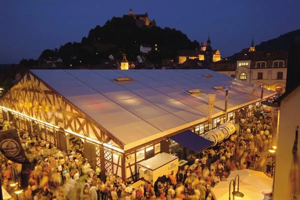 Ein Prosit der Gemütlichkeit: Vor dem Oktoberfest geht´s zur Kulmbacher Bierwoche in den Frankenwald Bild: Ein Prosit der Gemütlichkeit: Vor dem Oktoberfest geht´s zur Kulmbacher Bierwoche in den Frankenwald