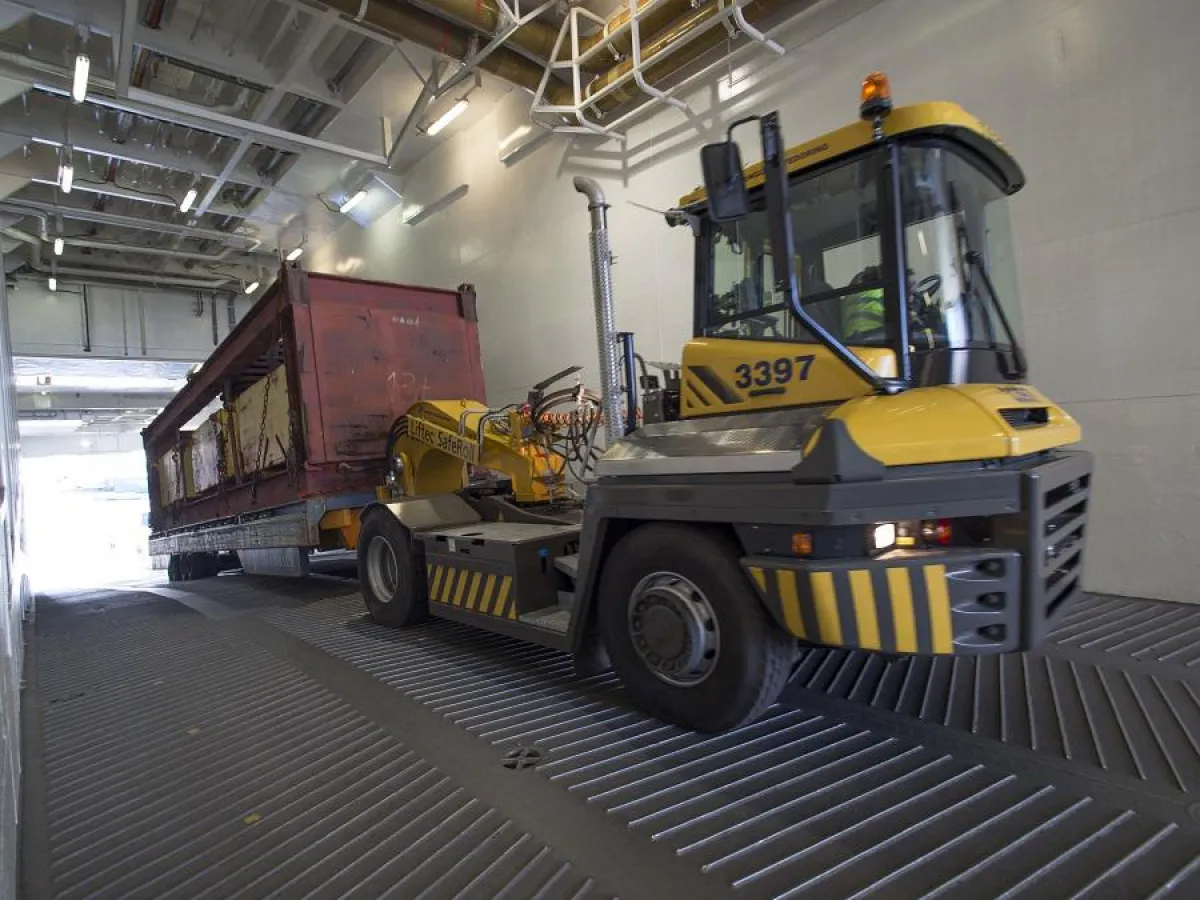 Die Transporteinheit mit SafeRollTM schafft selbst auf steiler Rampe 85 Tonnen Last in einer Tour.