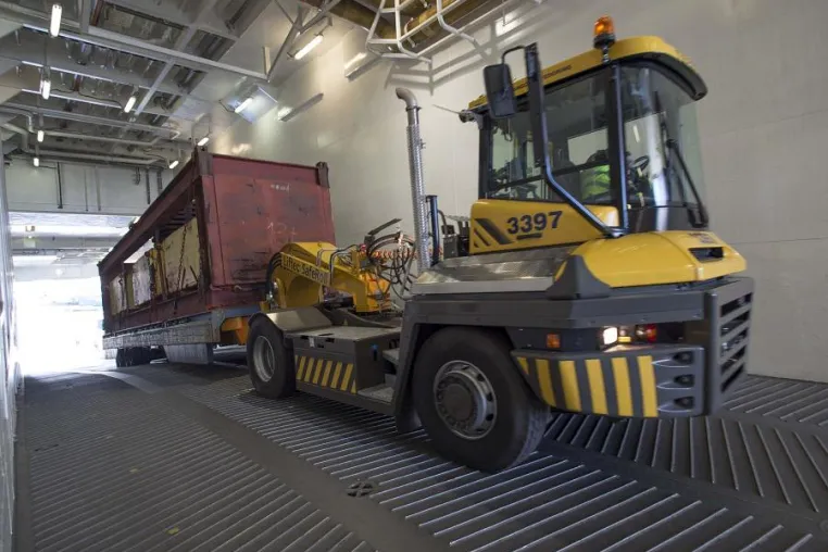 Sicherer Schwerlasttransport auf steilen RoRo-Rampen Bild: Sicherer Schwerlasttransport auf steilen RoRo-Rampen