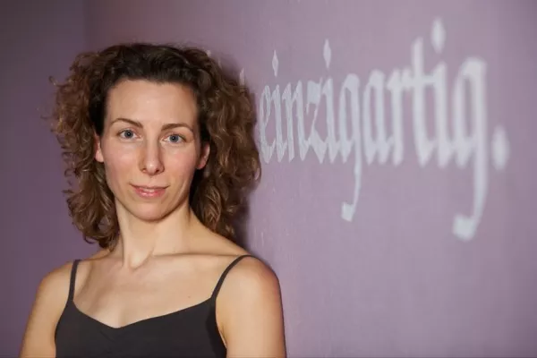 Bild: Yin Yoga - ein Übungsstil, der auf die tief liegenden Faszien wirkt wirkt und den Aspekt des Yin kultiviert