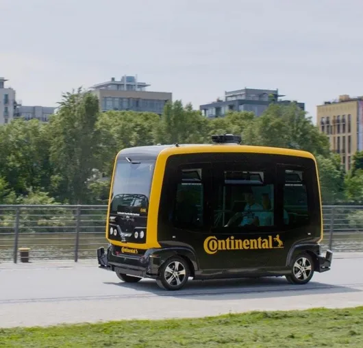 Bild: Continental zeigt Nahbereichsradarsensor, vernetzte Reifen und lernende Autos