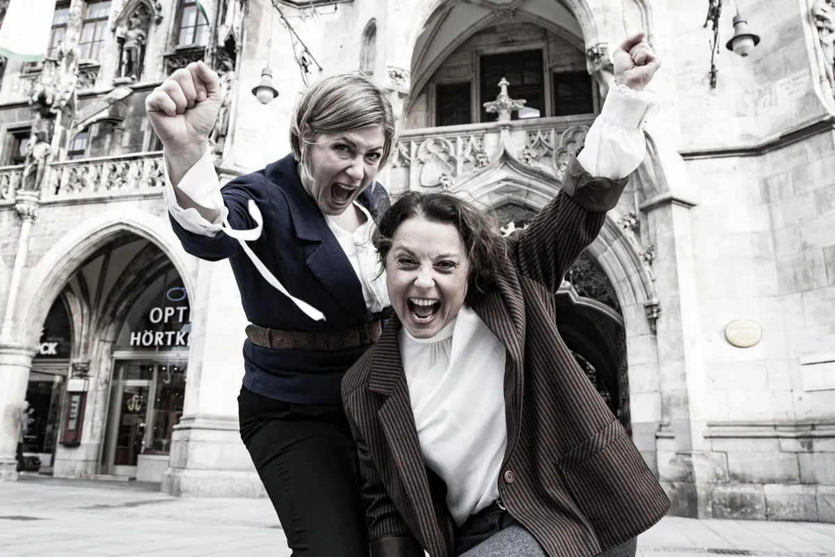 Louise Aston (Gabi Altenbach) und Mathilde Anneke (Ines Honsel) als 1848er-Revolutionärinnen. (© Hans Bentele)