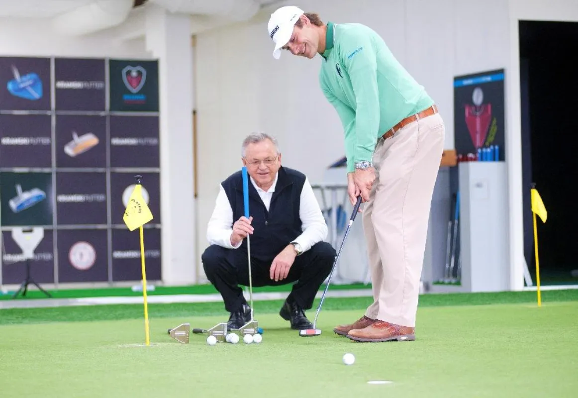 Putting-Experte Wiestaw Kramski beim Fitting mit Markenbotschafter Florian Fritsch
