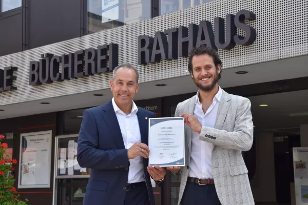 Stadtverwaltung Eschborn erhält Auszeichnung als Gesunder Arbeitgeber Bild: Stadtverwaltung Eschborn erhält Auszeichnung als Gesunder Arbeitgeber