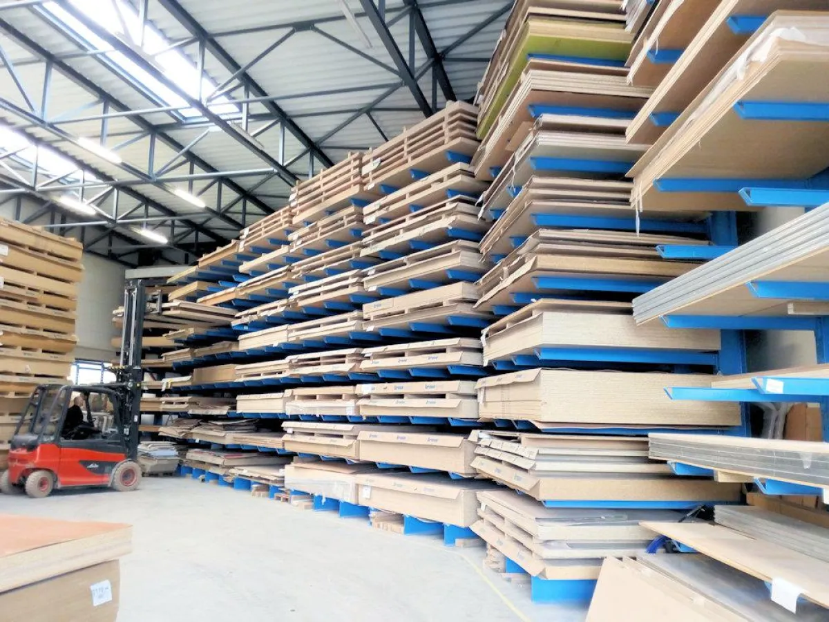 Die Kragarme werden eingehängt ? so kann Lunit die OHRA-Regale schnell anpassen. (Foto: Lunit)