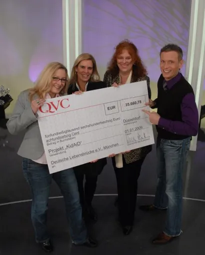 Bild: Gemeinsam gegen Kinderarmut in Deutschland - QVC übergibt 35.660,78 Euro Spenden an die Deutsche Lebensbrücke