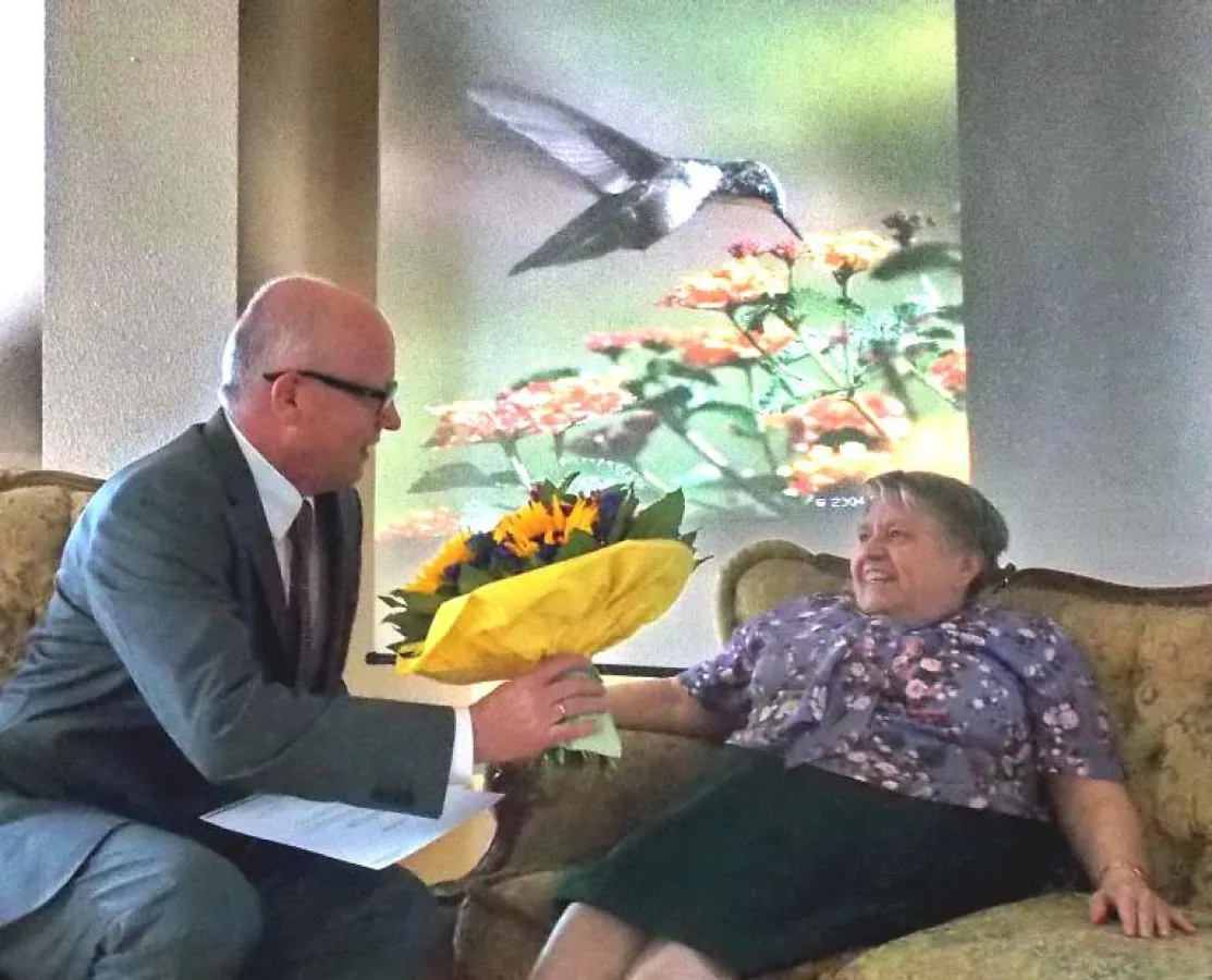 Wolfgang Frühschütz begrüßt Barabara Geißler im Seniorendomizil Haus Antonius