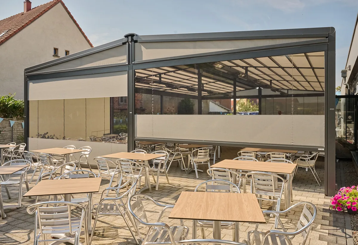 Die Außenterrasse des „TH Hotel Leipzig“ erhielt eine große Markisenanlage von markilux. (© markilux)
