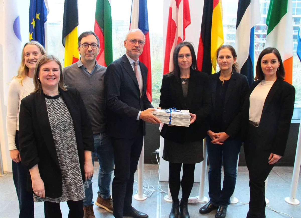 EMA-Delegation (links) übernimmt die Unterschriften von ECEAE-Delegation. (© ECEAE)