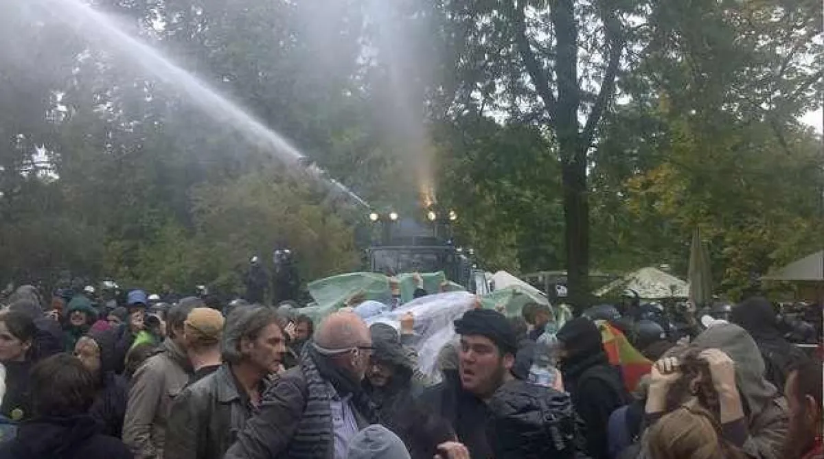 Wasserwerfer und Tränengas (Foto: Flickr/cymaphore)