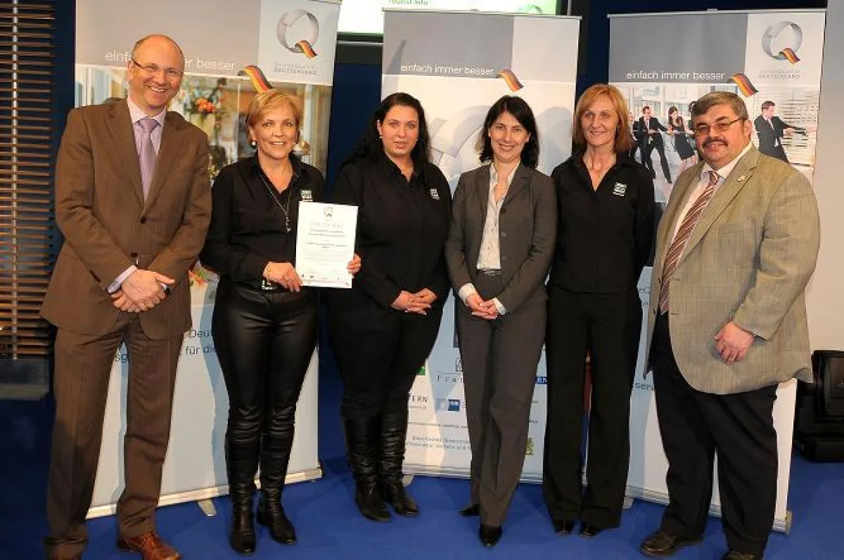 Auszeichnung auf der f.r.e.e.: Gemeindetagspräsident Dr. Uwe Brandl, Susanne Wagner, Lia Gruber, Staatssekretärin Katja Hessel, Martina Schroeter, BHG-Präsident Siegfried Gallus (v. li.).