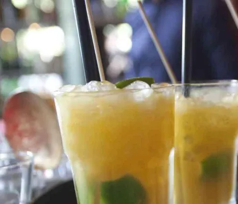 Bild: Auch als Cocktail ein Genuss – Mix aus fairem Mangopüree und regionalen Äpfeln sollte auf keiner Party fehlen