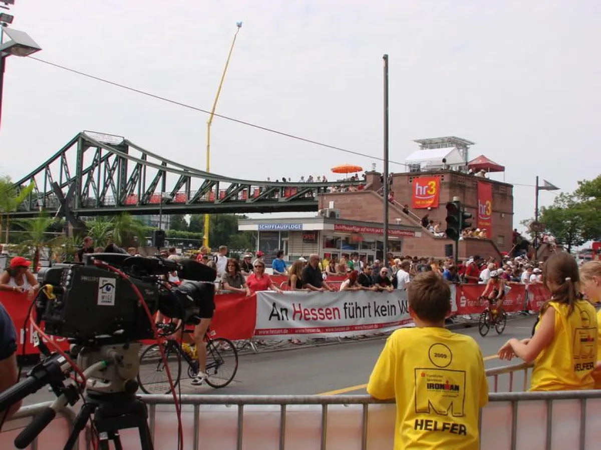 Das HR -Fernsehen überträgt den Ironman 2009 in einer Live-Sendung von der Arbeitsbühne aus.