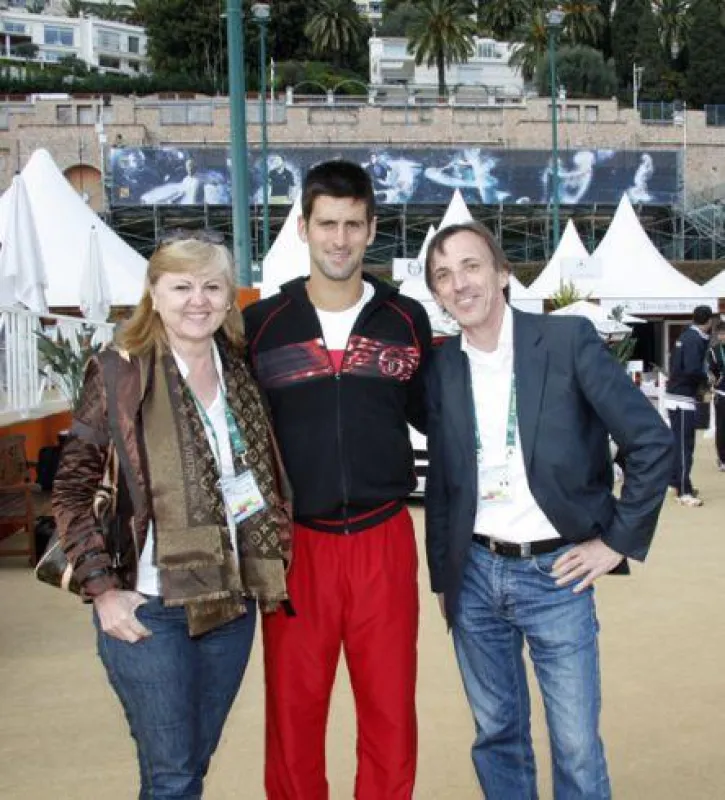 Novak Djokovic (M.) hat bisher insgesamt 17 Profititel errungen und ist begeistert über FitLine