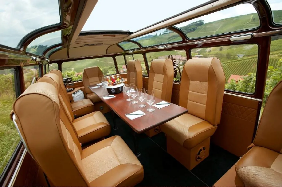 Oldtimer Konferenzbus für Tagungen im Grünen