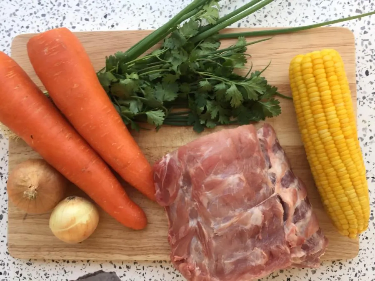 Ausgewählte, ungewürzte Zutaten aus der Küche bereichern eine ausgewogene, gesunde Hundeernährung.