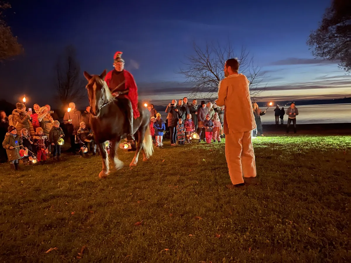 Sankt Martinsumzug des Gemeindekindergartens Inning Ammersee Piraten in Stegen (© Elternbeirat Ammersee Piraten )