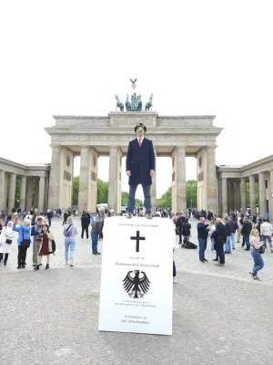 Bild: Kunst Aktion vor den Toren des Bundspresseballs