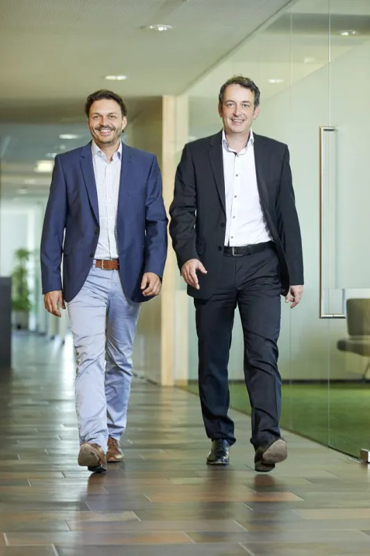 Die Geschäftsführer der VRZ Informatik GmbH, Fabian (links) und Gregor Hilbrand. Foto: VRZ-Inform.