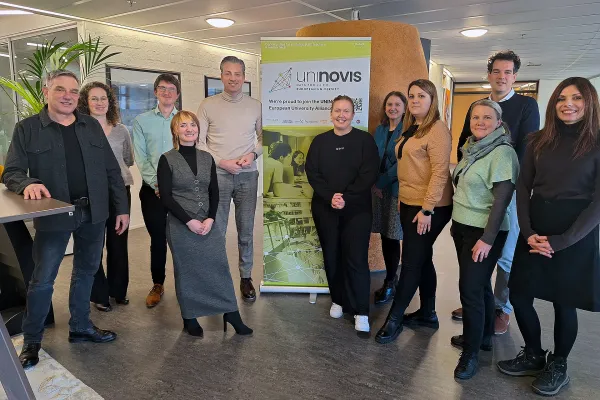 Bild: Absolvent:innen privater Hochschulen bei Arbeitgebenden hoch im Kurs