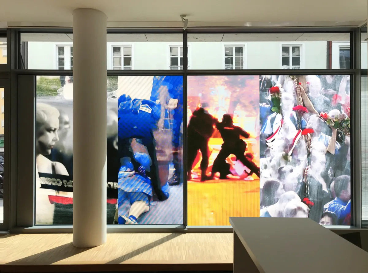 Monika Huber PROTEST_Belarus, 2021 Digitaldruck auf Backlit Film Fotografie/Montage 242 x 522 cm (© VG Bild-Kunst, Bonn 2021)