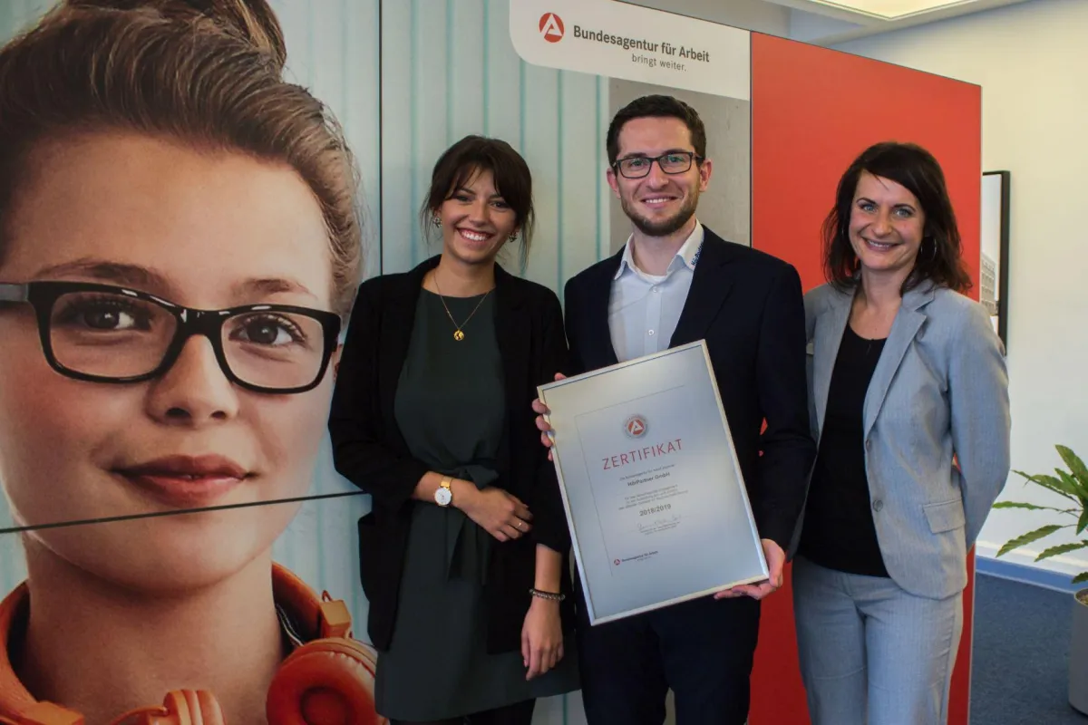 Zertifikat „Ausgezeichnete Nachwuchsförderung“ für HörPartner GmbH (Foto: HörPartner)