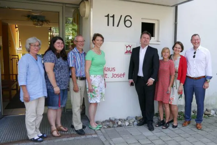 Bild: Sommerbesuch: Minister Manne Lucha bei der Stiftung Liebenau