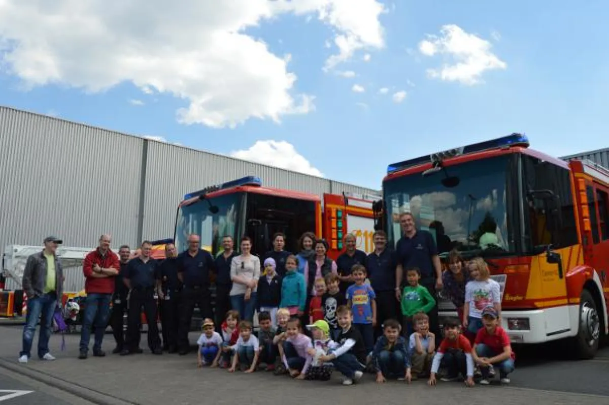 Besuchten die Mercedes-Benz Werksfeuerwehr: Kinder der Kinderkrebsklink Düsseldorf