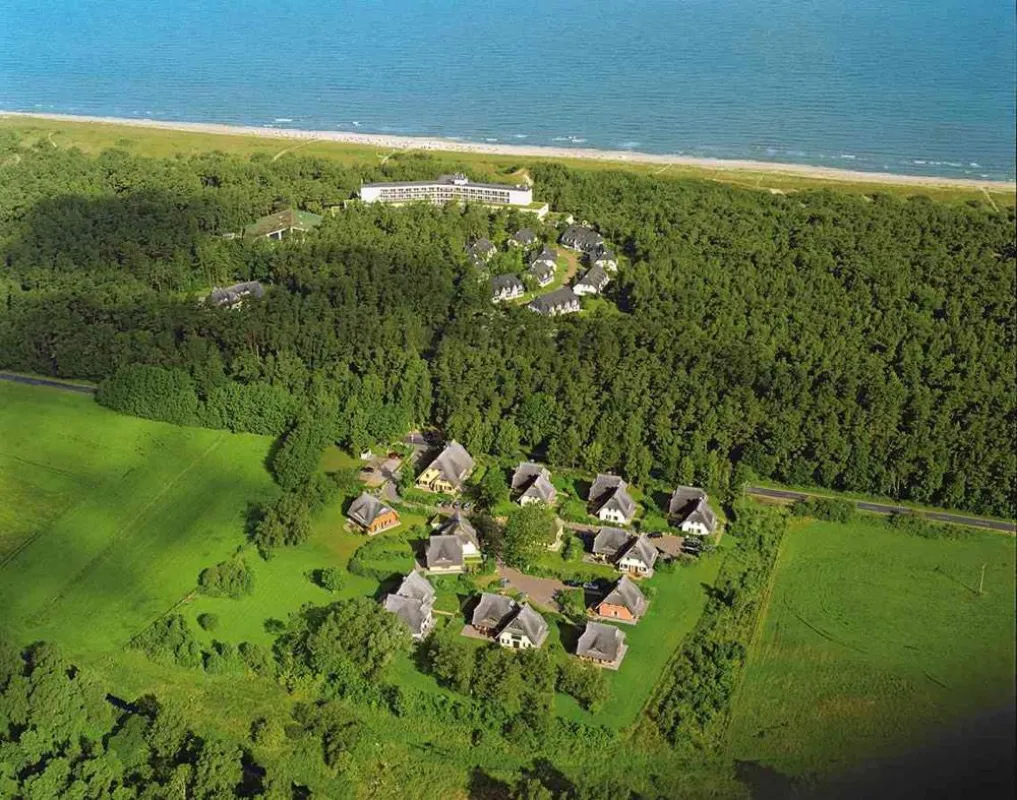 Strandhotel Fischland aus der Sicht der Kraniche (c) Strandhotel Fischland