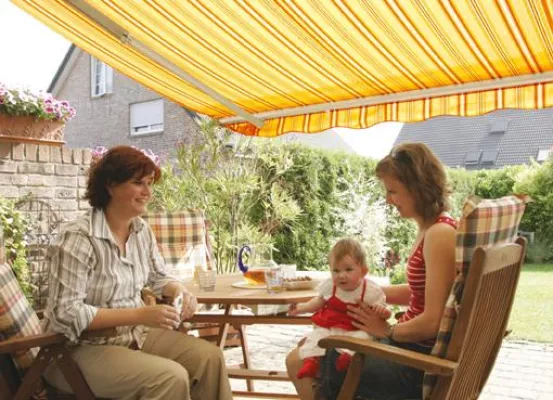 Bild: Markisen bieten UV-Schutz für Kinder - sorglos in die Freiluft-Saison