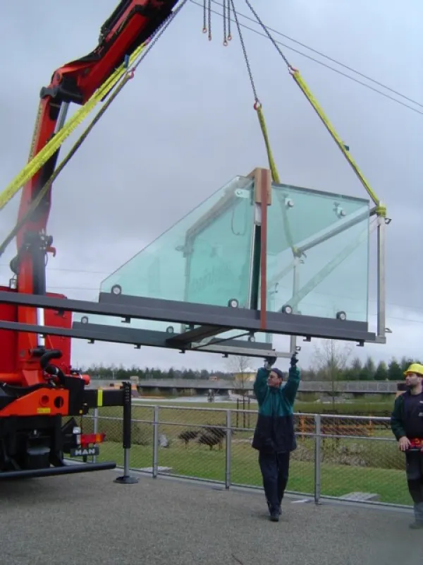 Transparent: Der Glasbalkon von München wird montiert