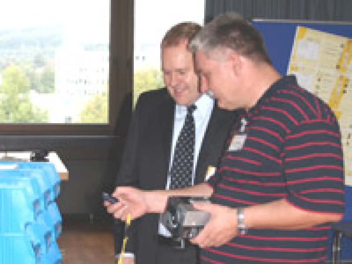 ITB-Geschäftsführer Frank Quinders zeigt Interessenten das neue ScanMAX System von Mader