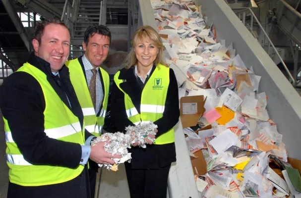 Bild: MdL Andrea Verpoorten informiert sich über datenschutzkonforme Akten- und Datenvernichtung