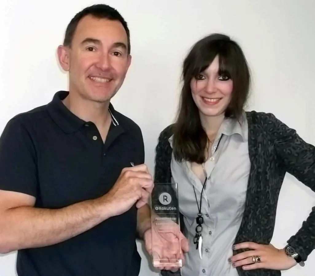 Rainer Langer und Aline Bourduge mit der Rakuten/Priceminister-Trophäe