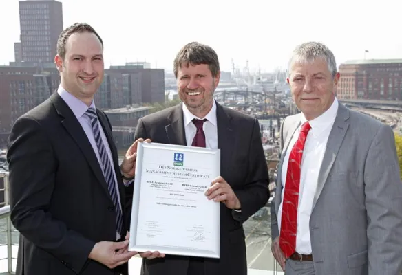 Bild: DIN ISO 29990: DNV Business Assurance stellt erstes Zertifikat an BZEE aus