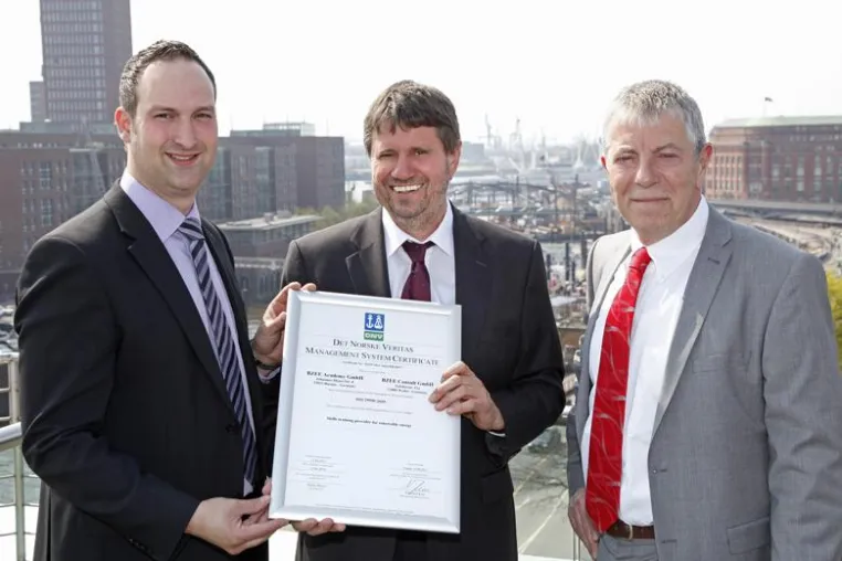 Bild: DIN ISO 29990: DNV Business Assurance stellt erstes Zertifikat an BZEE aus