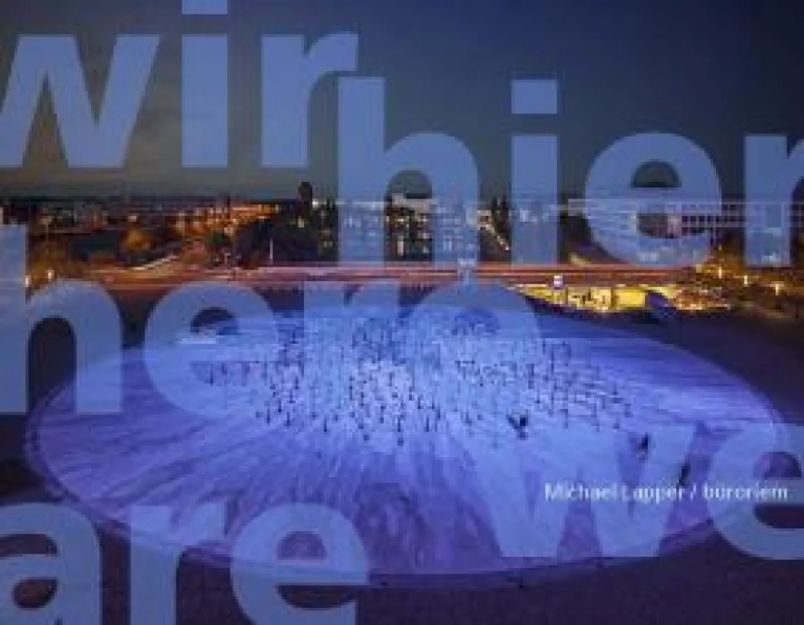 Die bei Nacht beleuchtete Installation auf dem Cover des Bildbandes