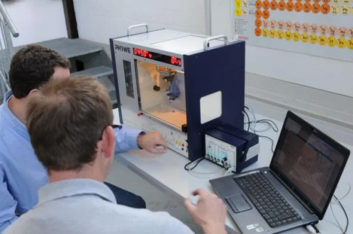 Bild: So macht lernen richtig Spaß: Werkstoff Service schafft zweites Schulungs-RFA Gerät an