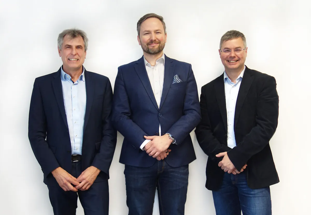 Die Vertragspartner (v.l.) G. Reinhardt (MR Datentechnik), Ł. Wróbel (WEBCON), A. Schmidt (VSB) (© MR Datentechnik)