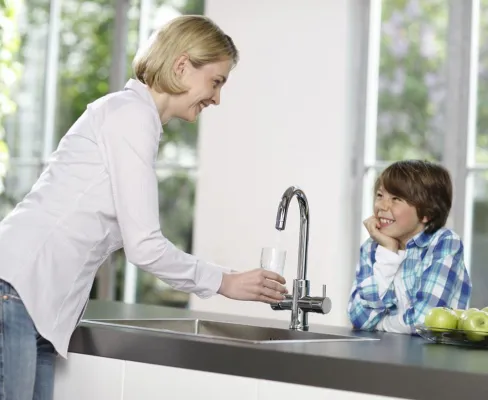 Bild: Erfrischung aus dem Wasserhahn – Fünf Infos über Leitungswasser