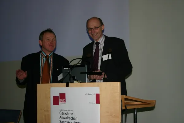 Schimmelpilz in Gebäuden: Zwei Würzburger Experten überzeugen bei Münchner Fachkongress Bild: Schimmelpilz in Gebäuden: Zwei Würzburger Experten überzeugen bei Münchner Fachkongress