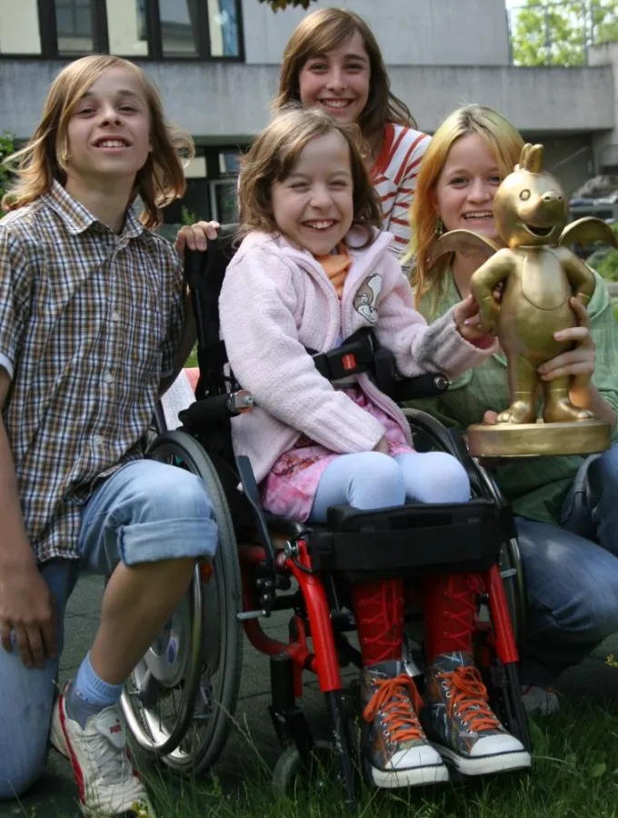 Marcel (links), Madeline (vorne) und Michelle (dahinter) freuen sich mit Jackie über den Goldenen Tabaluga Preis. Das ZDF tivi Kinder- und Jugendprogramm hat diesen Preis ins Leben gerufen zum Dank fü