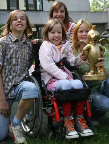 Bild: ZDF - Jackie Weiss erhält "Goldener Tabaluga" Award für ihr Engagement bei Zwerg Nase