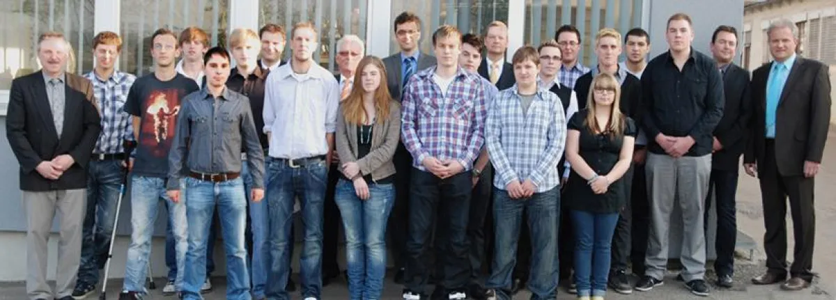 Die Geschäfts- und Ausbildungsleitung sowie der Betriebsrat der RÖHM GmbH mit den Losgesprochenen.