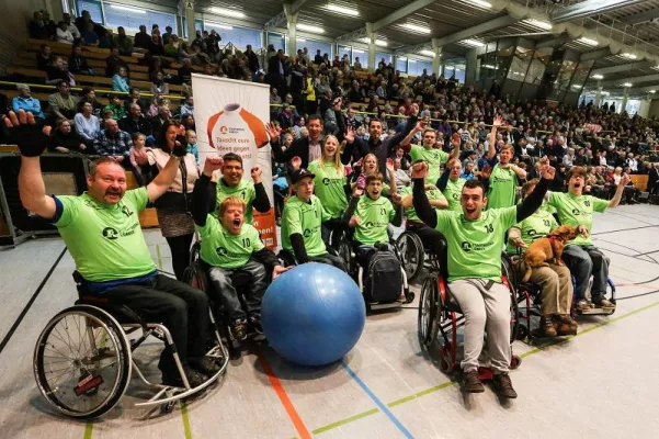 Bild: Wheel-Soccer Mannschaft Roll & Rock Cracks freuen sich über neue Trikots