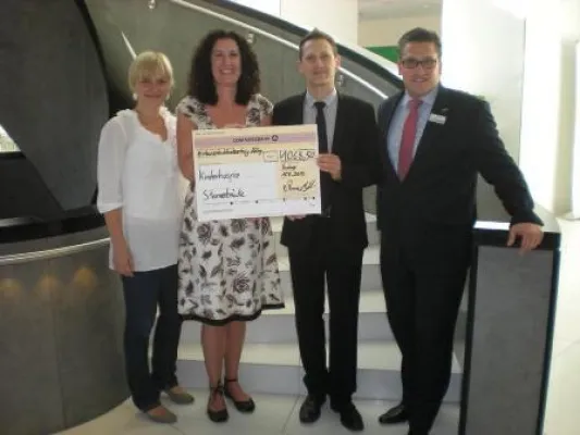 Bild: Spendenübergabe im Radisson Blu Hotel in Hamburg